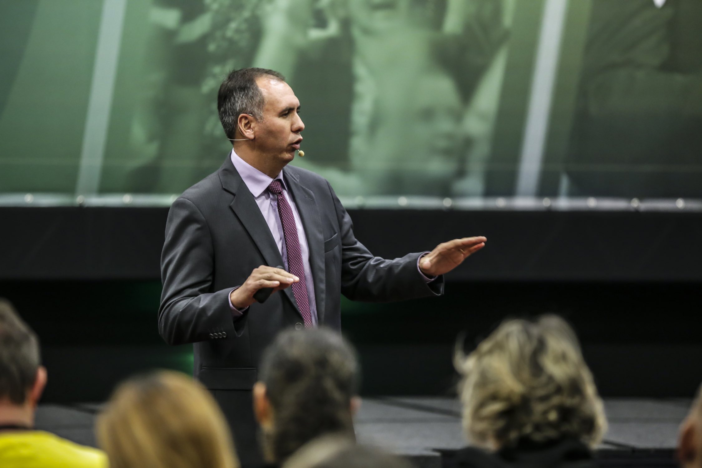 Marcos Trombetta palestrando para uma plateia